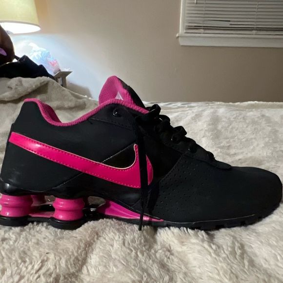NIKE SHOX Black and Pink Excellent Condition size 7Y=8.5 - Picture 2 of 6